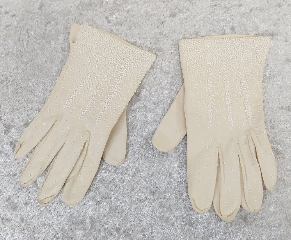 Vintage Womens Ivory Beaded Gloves